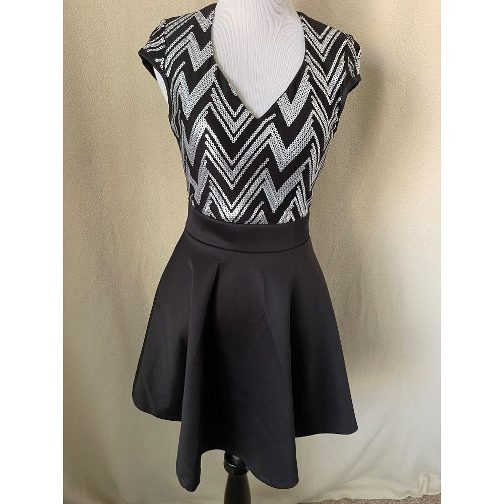 Monaco Fit & Flare Silver/Black Sequin Chevron Top Formal Dress, Size Medium
